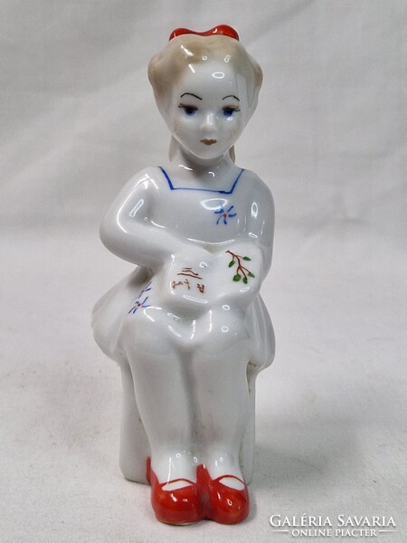 Régi porcelán olvasó kislány figura hibátlan állapotban 10 cm. magas
