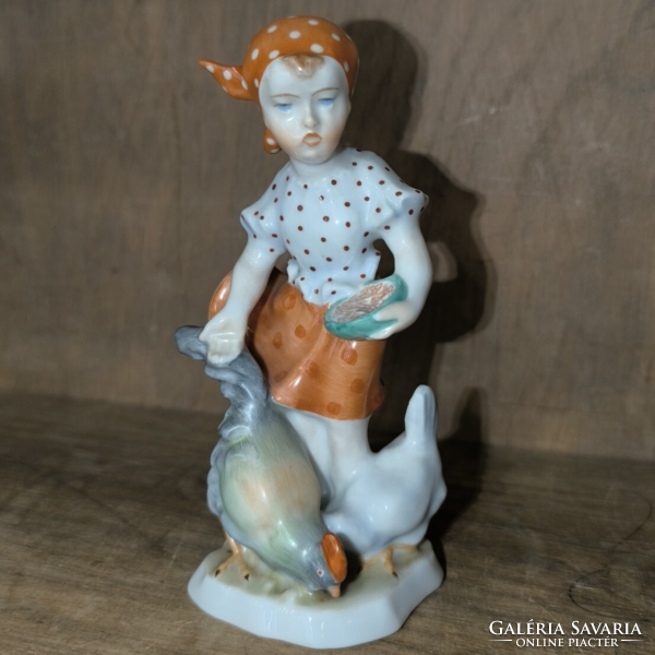 Herendi tyúkokat etető kislány