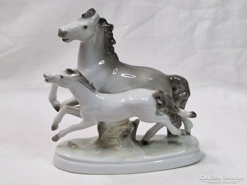 Schau Bach Kunst jelzett német porcelán vágtató lovak talapzaton hibátlan állapotban 15 cm. magas