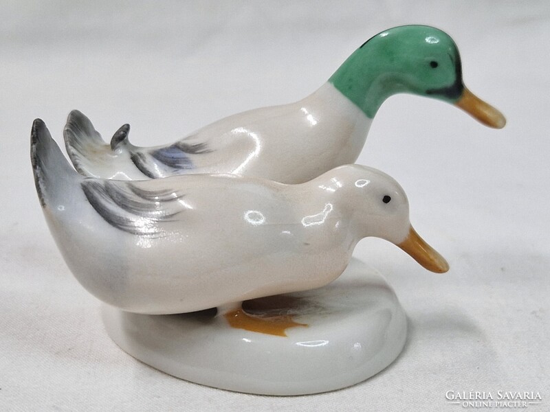 Régi Aquincumi talapzaton álló kacsa pár porcelán figura hibátlan állapotban 6 cm. magas