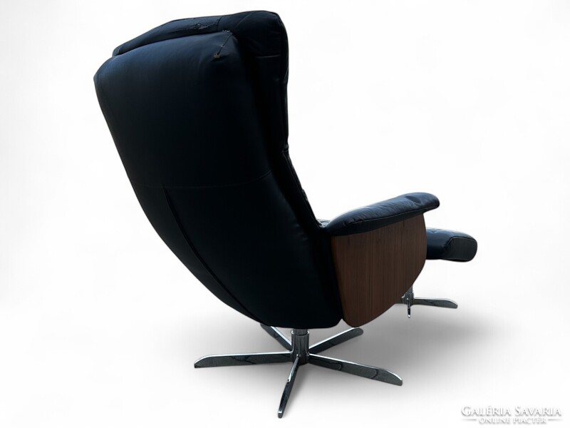 Retro relax fotel lábtartóval - teak oldallap, fekete műbőr kárpit - vintage, design lounge fotel