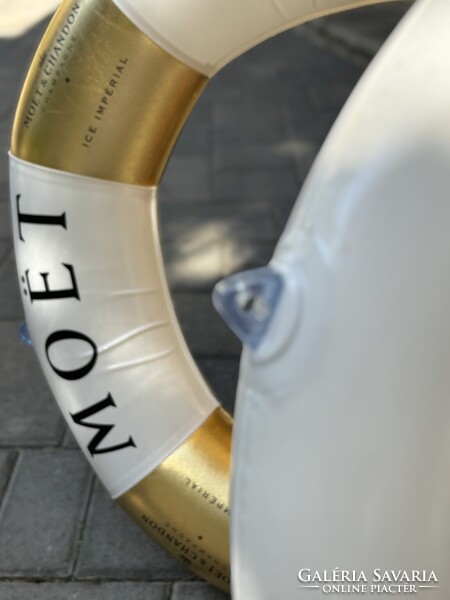 Moët & Chandon Champagne felfújható medenceúszó (úszógumi), amely az ICE IMPÉRIAL sorozat része