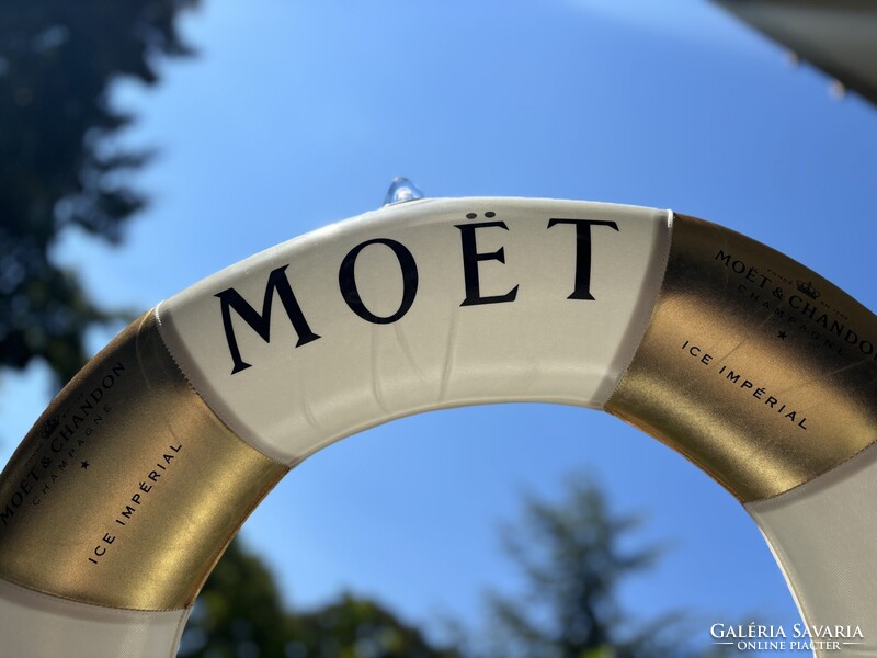 Moët & Chandon Champagne felfújható medenceúszó (úszógumi), amely az ICE IMPÉRIAL sorozat része