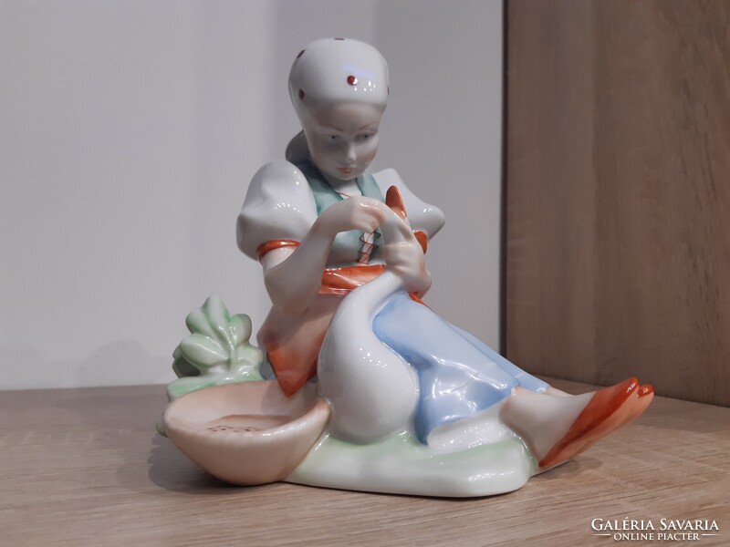 Zsolnay porcelán libatömő lány.
