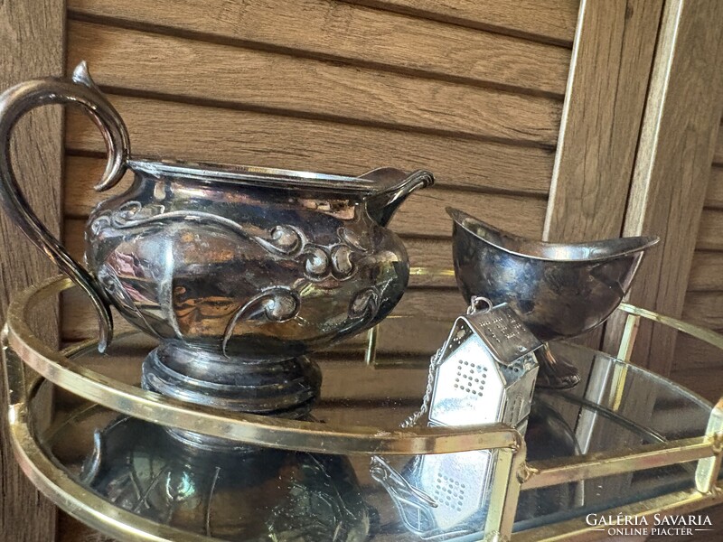 Ezüstözött gyűjtemény plusz egy tea áztató kancsó és cukor tartó plusz fém tükrös tálca