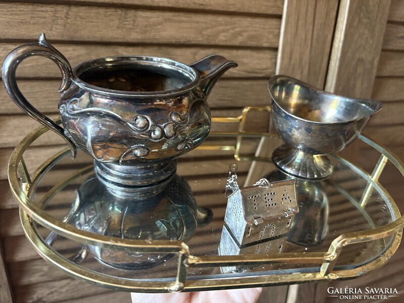 Ezüstözött gyűjtemény plusz egy tea áztató kancsó és cukor tartó plusz fém tükrös tálca