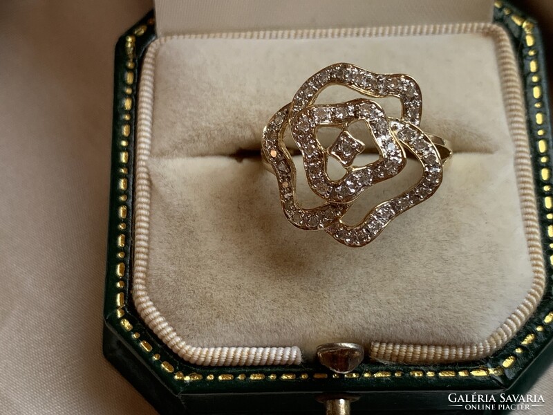 Rengeteg szikrázó  0.41ct gyémánttal 14 kr.arany gyűrű.Igazolással