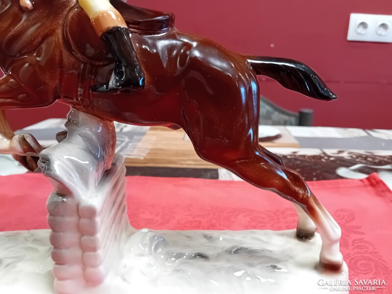 Hertwig & Co Katzhütte porcelán versenylovas