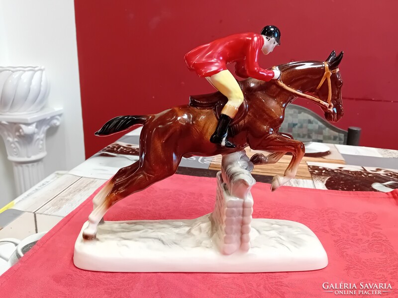 Hertwig & Co Katzhütte porcelán versenylovas