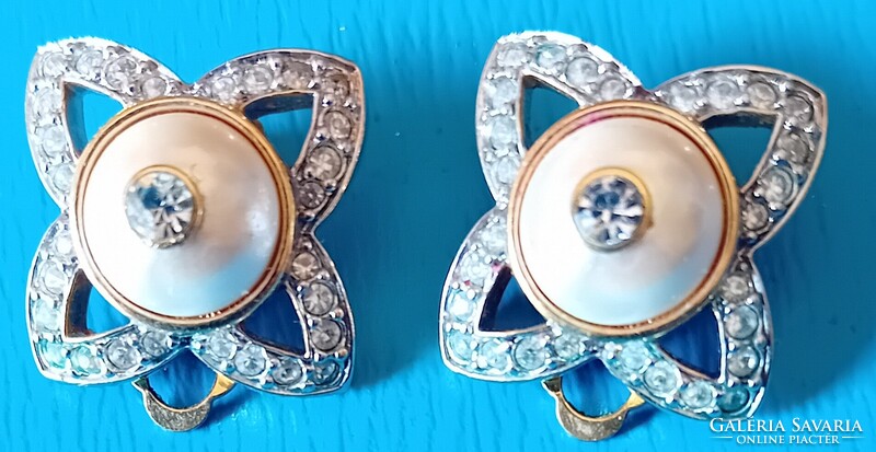 Aranyozott fülklipsz, Swarovski márkajelzéssel.