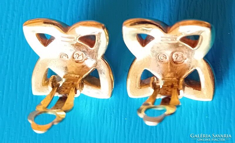 Aranyozott fülklipsz, Swarovski márkajelzéssel.