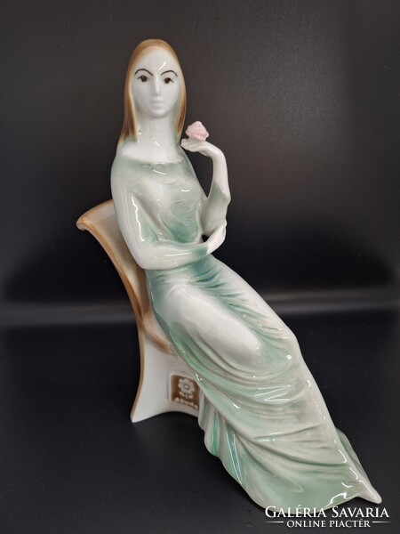 Zsolnay porcelán, ülő nő rózsával