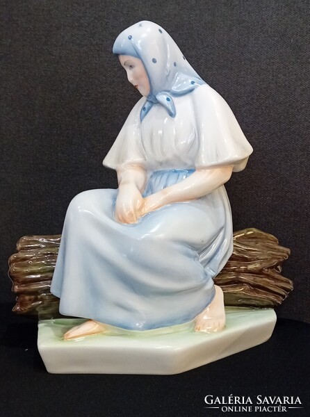 Zsolnay rőzsén ülő asszony