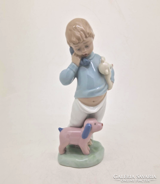 Lladro Nao kisfiú játékmacival és kutyával 19cm