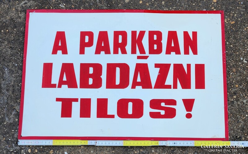 A PARKBAN LABDÁZNI TILOS! Régi festett alumínium tábla