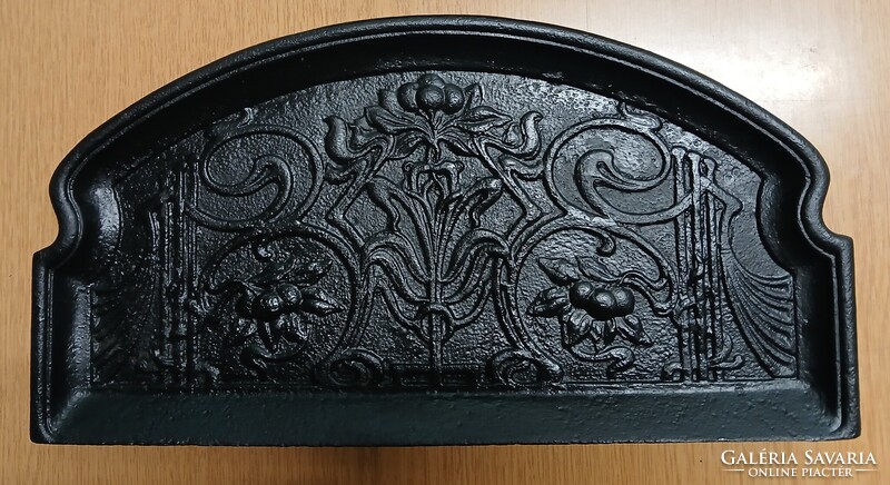 Kályha kandalló elé díszes öntöttvas öntvény parázsfogó szikrafogó előke előtét 43 x 23 cm