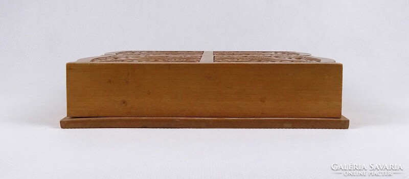 1V970 Régi nagyméretű faragott fedelű, négyrekeszes fadoboz 20.5 x 19 x 4.5 cm