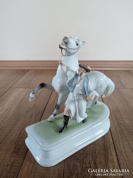 Régi Herendi porcelán Lovát fékező csikós