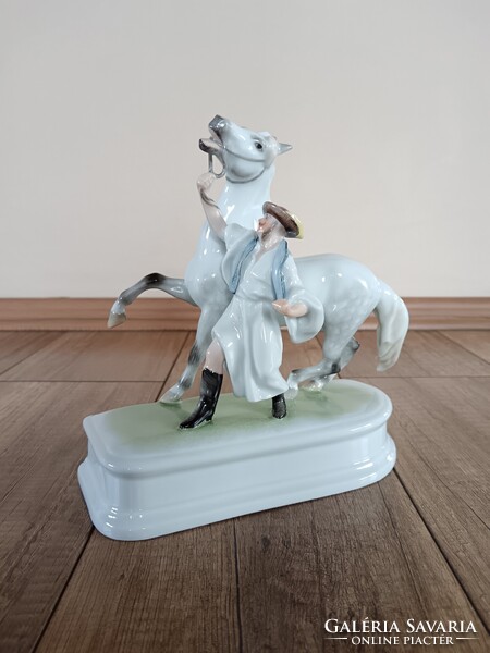 Régi Herendi porcelán Lovát fékező csikós