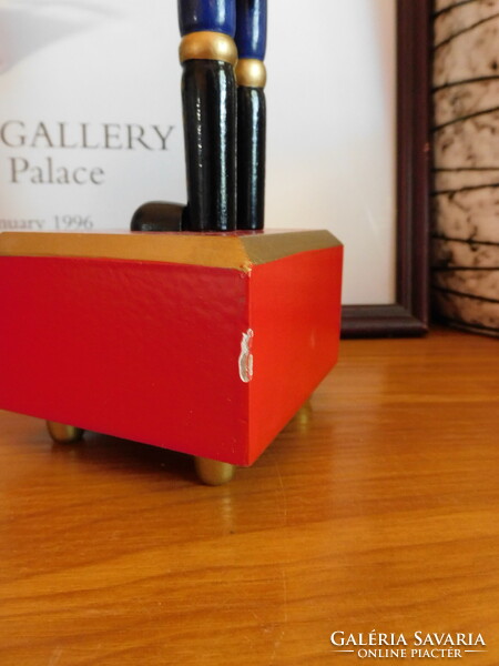 Klasszikus kardos diótörő figura (30.5 cm) - zenedobozzal