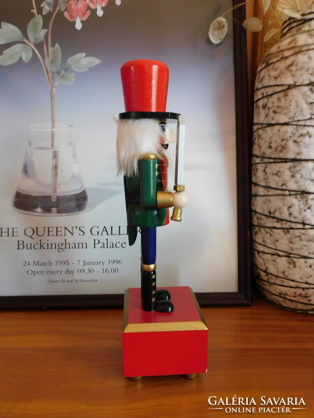 Klasszikus kardos diótörő figura (30.5 cm) - zenedobozzal