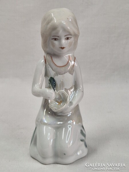 Lüszter mázas festésű kislány virágszirommal porcelán figura hibátlan állapotban 12 cm. magas