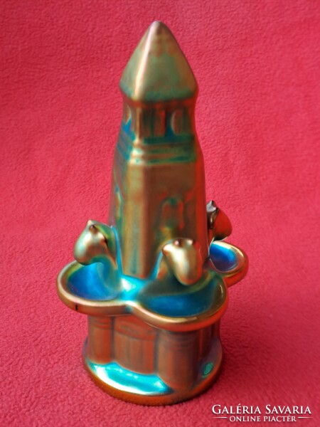 Pajzspecsétes, gyönyörű színekben pompázó Zsolnay eozin szökőkút