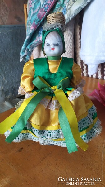 Régi porcelán baba állvánnyal együtt