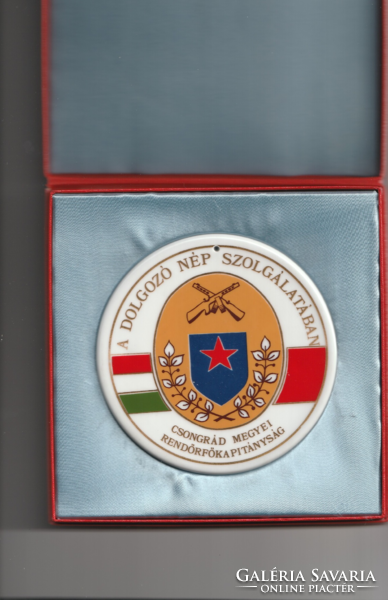A Dolgozó nép szolgálatában Csongrád megyei rendőr főkapitányság kerámia plakett