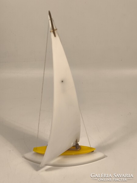 Retro plexi vitorlás réz figurával "Balatoni emlék" 19 cm magas