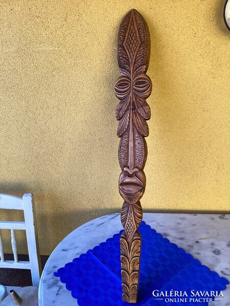 Nagy méretű afrikai ihletésű fából faragott fali dísz 85x10 cm.