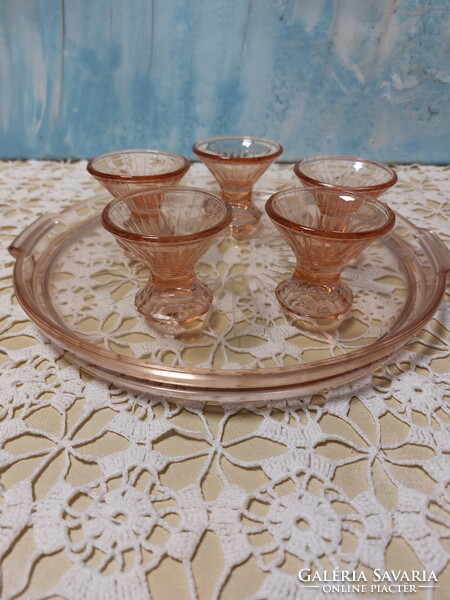 Lazac színű üveg tálca füllel, 5 db likőrös pohárral