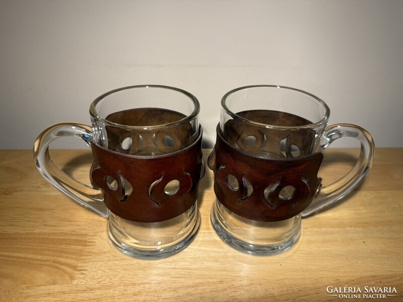 Retró üveg sörös korsó levehető bőr dekorral - 2 db sörös kancsó