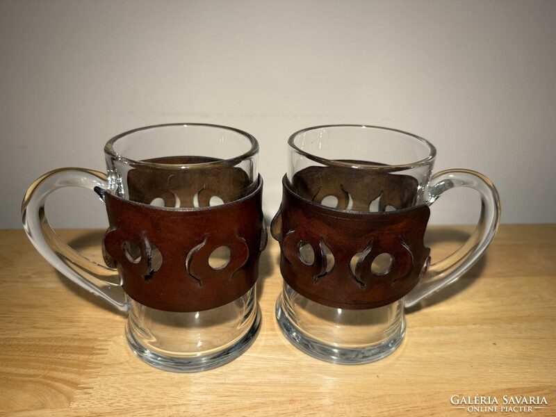 Retró üveg sörös korsó levehető bőr dekorral - 2 db sörös kancsó