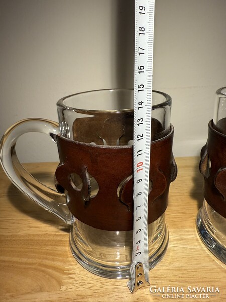 Retró üveg sörös korsó levehető bőr dekorral - 2 db sörös kancsó