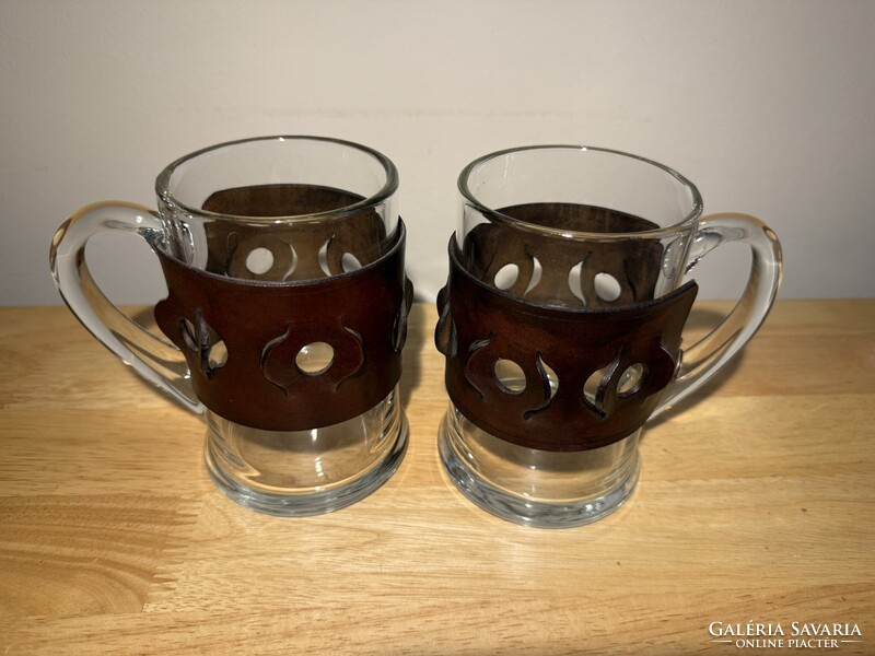 Retró üveg sörös korsó levehető bőr dekorral - 2 db sörös kancsó