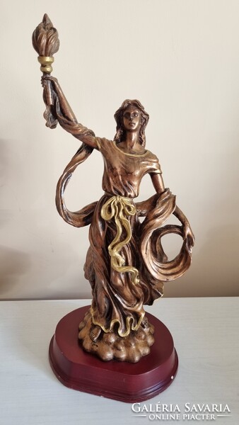 Bronzhatású szobor