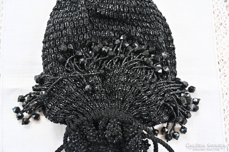 Antik 1890–1920-as francia stílusú estélyi retikül – csiszolt fekete üveggyöngyökkel (French Jet)