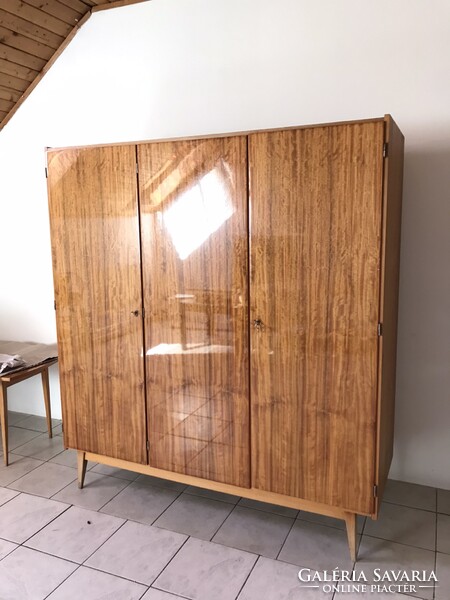 Mid-century ruhásszekrény