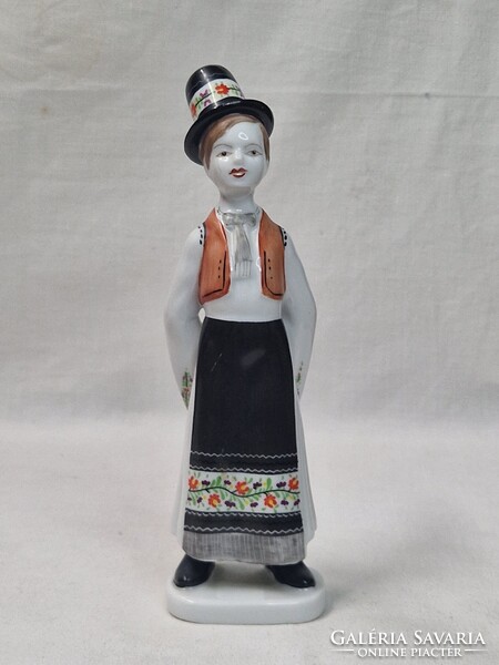 Hollóházi kézi festésű népviseletes fiú porcelán figura hibátlan állapotban 18 cm. magas