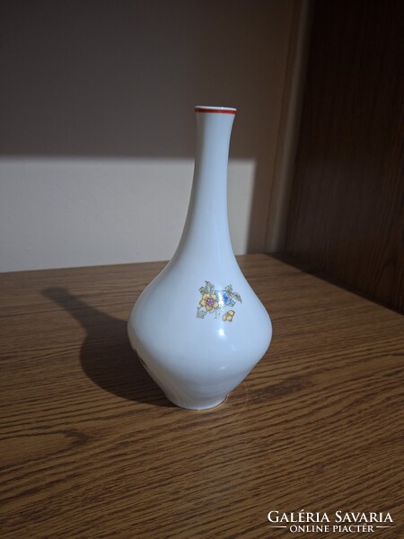 Hollóházi porcelán virág mintás ritka alakú váza. 26 cm.Hibátlan. Jelzett