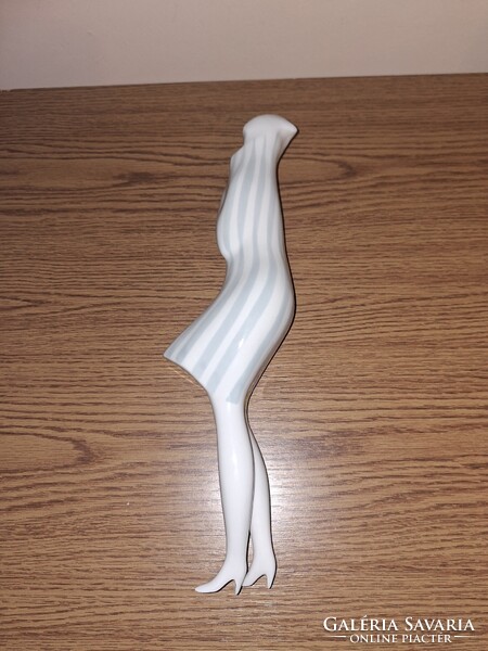 Ritka Royal Dux porcelán Art Deco "Didergő nő télikabátban". 40 cm. Hibátlan. Jelzett