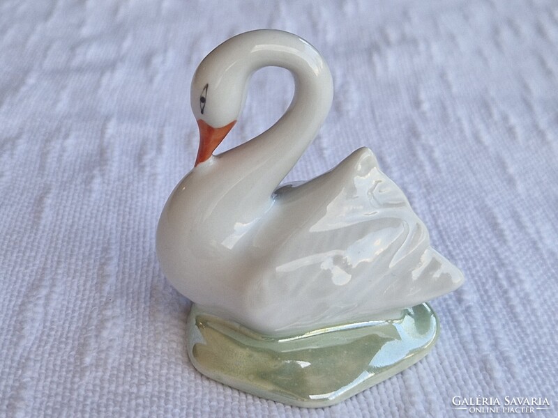 Szép festésű porcelán hattyú figura hibátlan állapotban 7 cm. magas