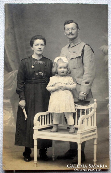 Antik katonai keményhátú , családi / műtermi fotó körbevágva