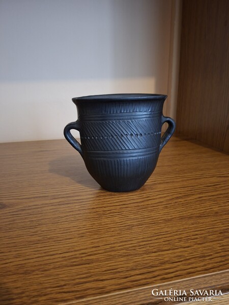 Karcagi fekete kerámia edény, füles köcsög 15 cm. Hibátlan. Jelzett.