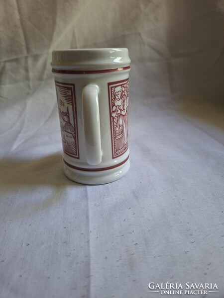 Hollóházi porcelán jelenetes kis korsó. 11 cm. Hibátlan. Jelzett.