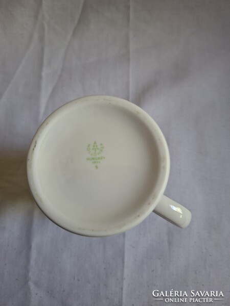 Hollóházi porcelán jelenetes kis korsó. 11 cm. Hibátlan. Jelzett.