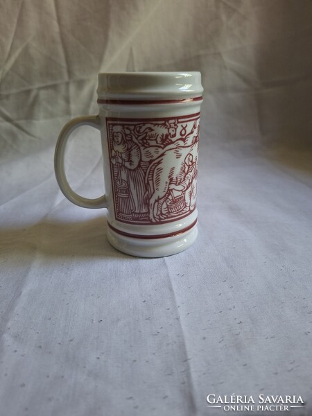 Hollóházi porcelán jelenetes kis korsó. 11 cm. Hibátlan. Jelzett.