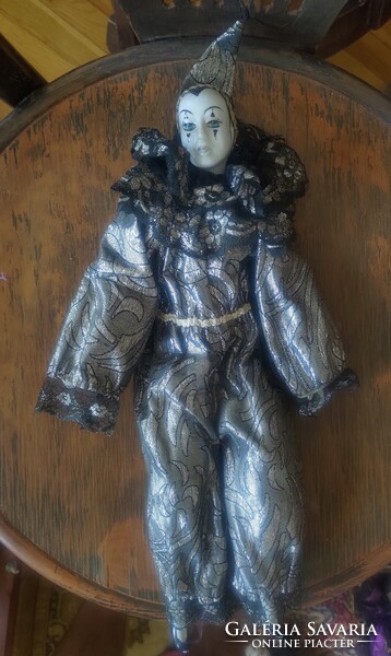 Velencei porcelán baba – Fekete-ezüst ruhás, hegyes sapkás Jester