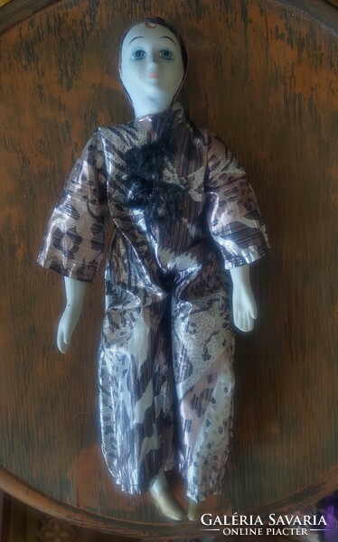 Velencei porcelán baba – Szürkés mintás ruhás Pierrot